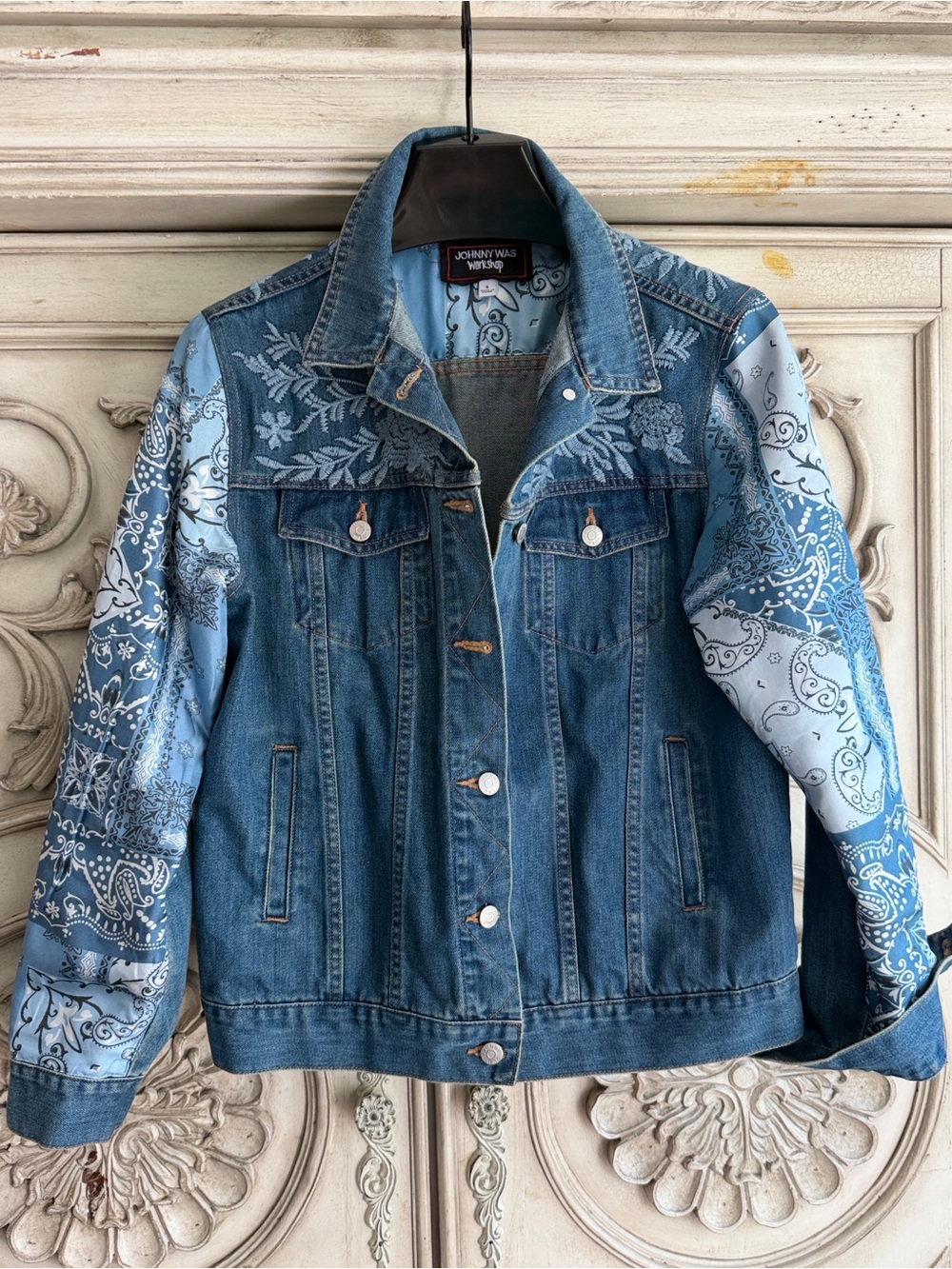 Johnny Was Embroidered Denim Jacket w/silky fabric sleeve overlay Size Small